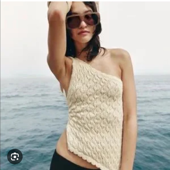 Asymmetrical backless crochet top - Picture 3 of 5